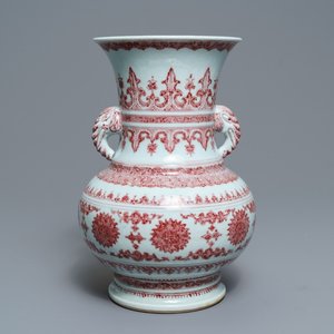 A Chinese underglaze red 'lotus' vase with elephant handles, Qianlong — 照片 1