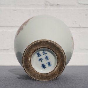 A Chinese underglaze red meiping 'carps' vase, Kangxi mark, 18/19th C. — 照片 11