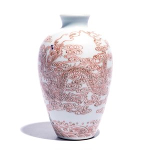 A Chinese vase with underglaze red with dragons among clouds, 19/20th C. — 照片 3