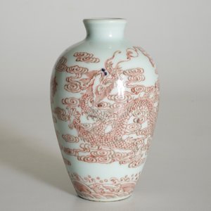 A Chinese vase with underglaze red with dragons among clouds, 19/20th C. — 照片 7
