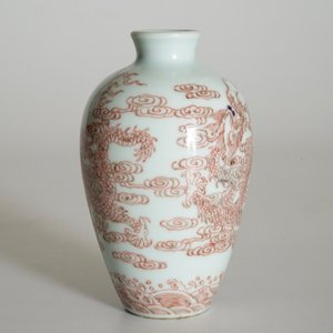 A Chinese vase with underglaze red with dragons among clouds, 19/20th C. — 照片 10
