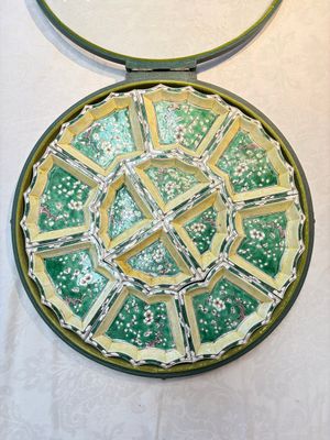 A Chinese verte biscuit 12-piece 'plum blossoms' sweetmeat set in a case, Kangxi — 照片 1