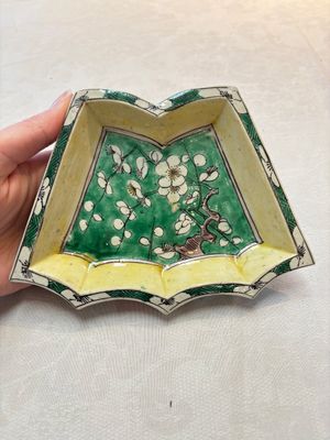 A Chinese verte biscuit 12-piece 'plum blossoms' sweetmeat set in a case, Kangxi — 照片 16