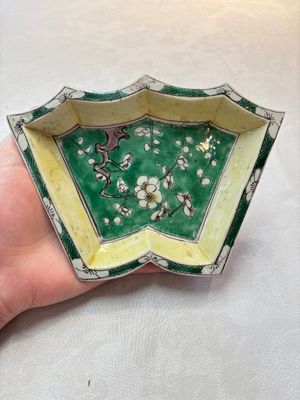 A Chinese verte biscuit 12-piece 'plum blossoms' sweetmeat set in a case, Kangxi — 照片 2