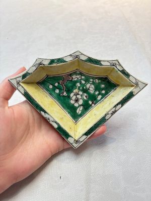 A Chinese verte biscuit 12-piece 'plum blossoms' sweetmeat set in a case, Kangxi — 照片 22