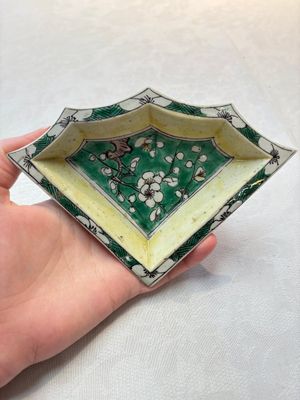 A Chinese verte biscuit 12-piece 'plum blossoms' sweetmeat set in a case, Kangxi — 照片 24