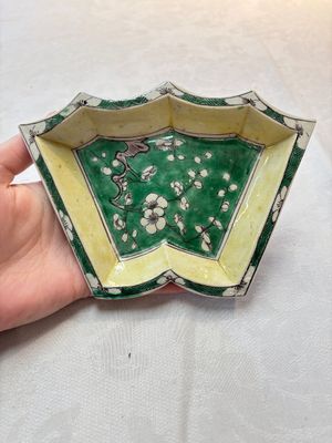 A Chinese verte biscuit 12-piece 'plum blossoms' sweetmeat set in a case, Kangxi — 照片 8