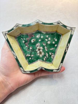 A Chinese verte biscuit 12-piece 'plum blossoms' sweetmeat set in a case, Kangxi — 照片 10
