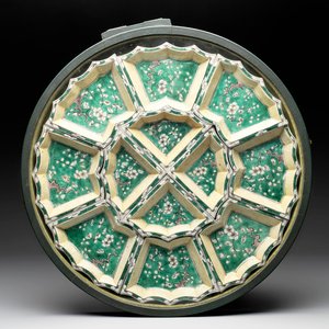 A Chinese verte biscuit 12-piece 'plum blossoms' sweetmeat set in a case, Kangxi — 照片 1