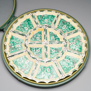 A Chinese verte biscuit 12-piece 'plum blossoms' sweetmeat set in a case, Kangxi — 照片 2