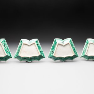 A Chinese verte biscuit 12-piece 'plum blossoms' sweetmeat set in a case, Kangxi — 照片 4