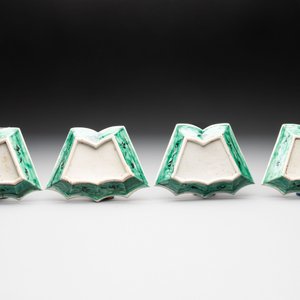 A Chinese verte biscuit 12-piece 'plum blossoms' sweetmeat set in a case, Kangxi — 照片 6