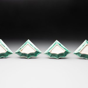 A Chinese verte biscuit 12-piece 'plum blossoms' sweetmeat set in a case, Kangxi — 照片 8
