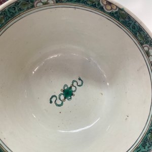 A Chinese verte biscuit bowl on wooden stand, 19th C. — 照片 18