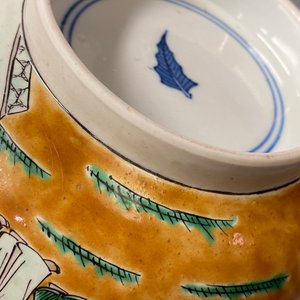 A Chinese verte biscuit bowl on wooden stand, 19th C. — 照片 27