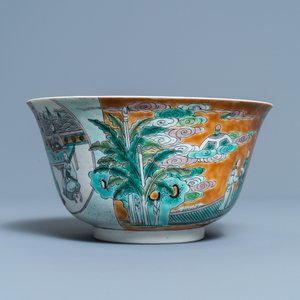 A Chinese verte biscuit bowl on wooden stand, 19th C. — 照片 4