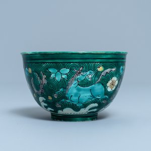 A Chinese verte biscuit bowl with horses, Kangxi — 照片 4