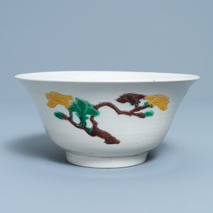 A Chinese verte biscuit 'brinjal' bowl with floral design, Kangxi — 照片 2