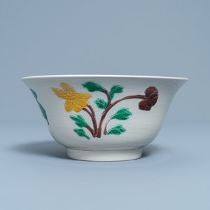 A Chinese verte biscuit 'brinjal' bowl with floral design, Kangxi — 照片 5