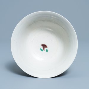 A Chinese verte biscuit 'brinjal' bowl with floral design, Kangxi — 照片 6