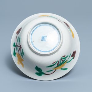 A Chinese verte biscuit 'brinjal' bowl with floral design, Kangxi — 照片 7
