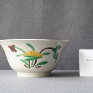 A Chinese verte biscuit 'brinjal' bowl with floral design, Kangxi — 照片 8