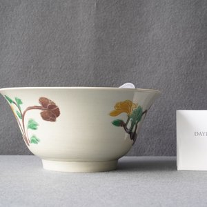 A Chinese verte biscuit 'brinjal' bowl with floral design, Kangxi — 照片 9