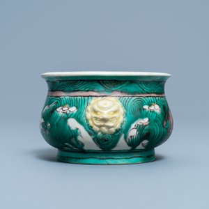 A Chinese verte biscuit censer with horses, Kangxi — 照片 2
