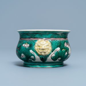 A Chinese verte biscuit censer with horses, Kangxi — 照片 4
