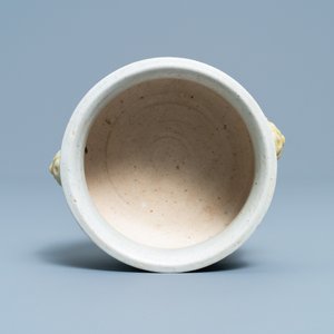 A Chinese verte biscuit censer with horses, Kangxi — 照片 5