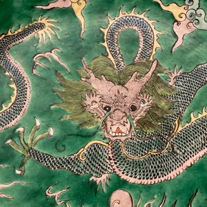 A Chinese verte biscuit 'dragon' charger, Kangxi mark, 19th C. — 照片 6