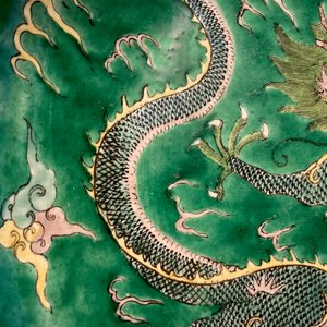 A Chinese verte biscuit 'dragon' charger, Kangxi mark, 19th C. — 照片 7