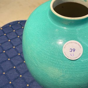 A Chinese verte biscuit figure, a green 'lotus' jar and a figurative blue and white plate, Kangxi and later — 照片 12
