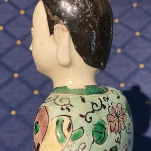 A Chinese verte biscuit figure, a green 'lotus' jar and a figurative blue and white plate, Kangxi and later — 照片 18