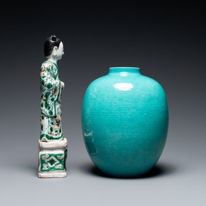 A Chinese verte biscuit figure, a green 'lotus' jar and a figurative blue and white plate, Kangxi and later — 照片 5