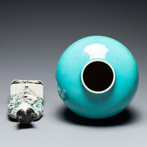 A Chinese verte biscuit figure, a green 'lotus' jar and a figurative blue and white plate, Kangxi and later — 照片 9