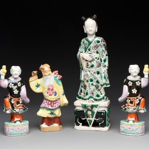 A Chinese verte biscuit figure and three famille rose figures, 18/19th C. — photo 1