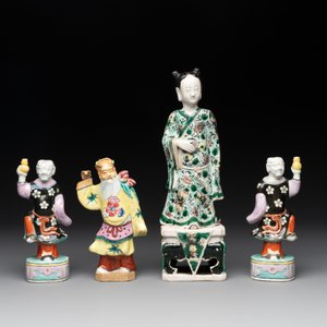 A Chinese verte biscuit figure and three famille rose figures, 18/19th C. — photo 2