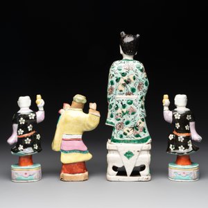 A Chinese verte biscuit figure and three famille rose figures, 18/19th C. — photo 4