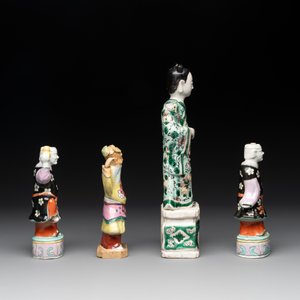 A Chinese verte biscuit figure and three famille rose figures, 18/19th C. — photo 5