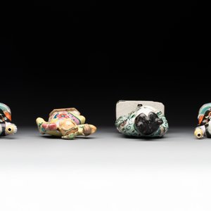 A Chinese verte biscuit figure and three famille rose figures, 18/19th C. — photo 6