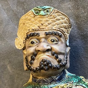 A Chinese verte biscuit figure of a Guandi, Kangxi — 照片 10
