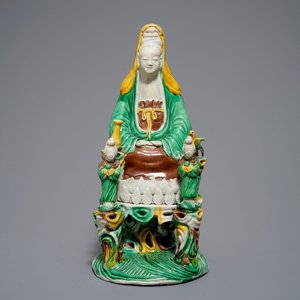 A Chinese verte biscuit group of Guanyin on a lotus throne, 18th C. — photo 1