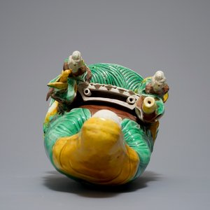 A Chinese verte biscuit group of Guanyin on a lotus throne, 18th C. — photo 5