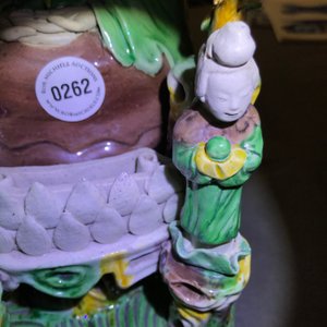 A Chinese verte biscuit group of Guanyin on a lotus throne, 18th C. — photo 10
