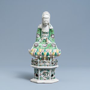 A Chinese verte biscuit group of Guanyin on a lotus throne, Kangxi — 照片 2