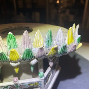A Chinese verte biscuit group of Guanyin on a lotus throne, Kangxi — 照片 22