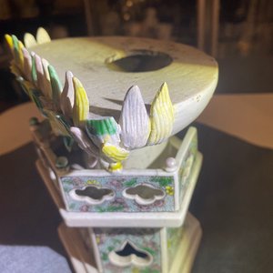 A Chinese verte biscuit group of Guanyin on a lotus throne, Kangxi — 照片 23