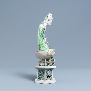 A Chinese verte biscuit group of Guanyin on a lotus throne, Kangxi — 照片 3