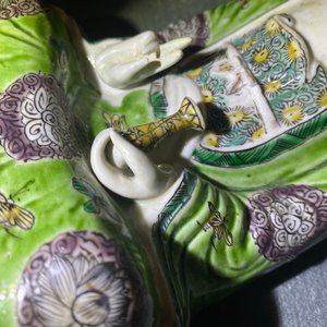 A Chinese verte biscuit group of Guanyin on a lotus throne, Kangxi — 照片 10